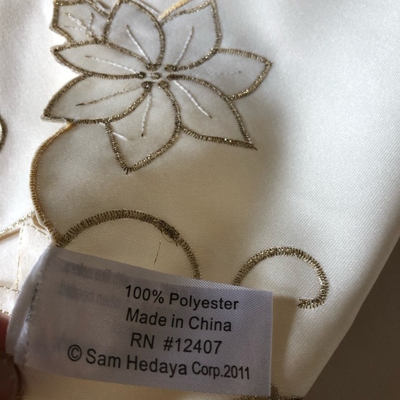 Homewear  ivory Shimmering Poinsettia set of 4 table linens - Picture 5 of 6